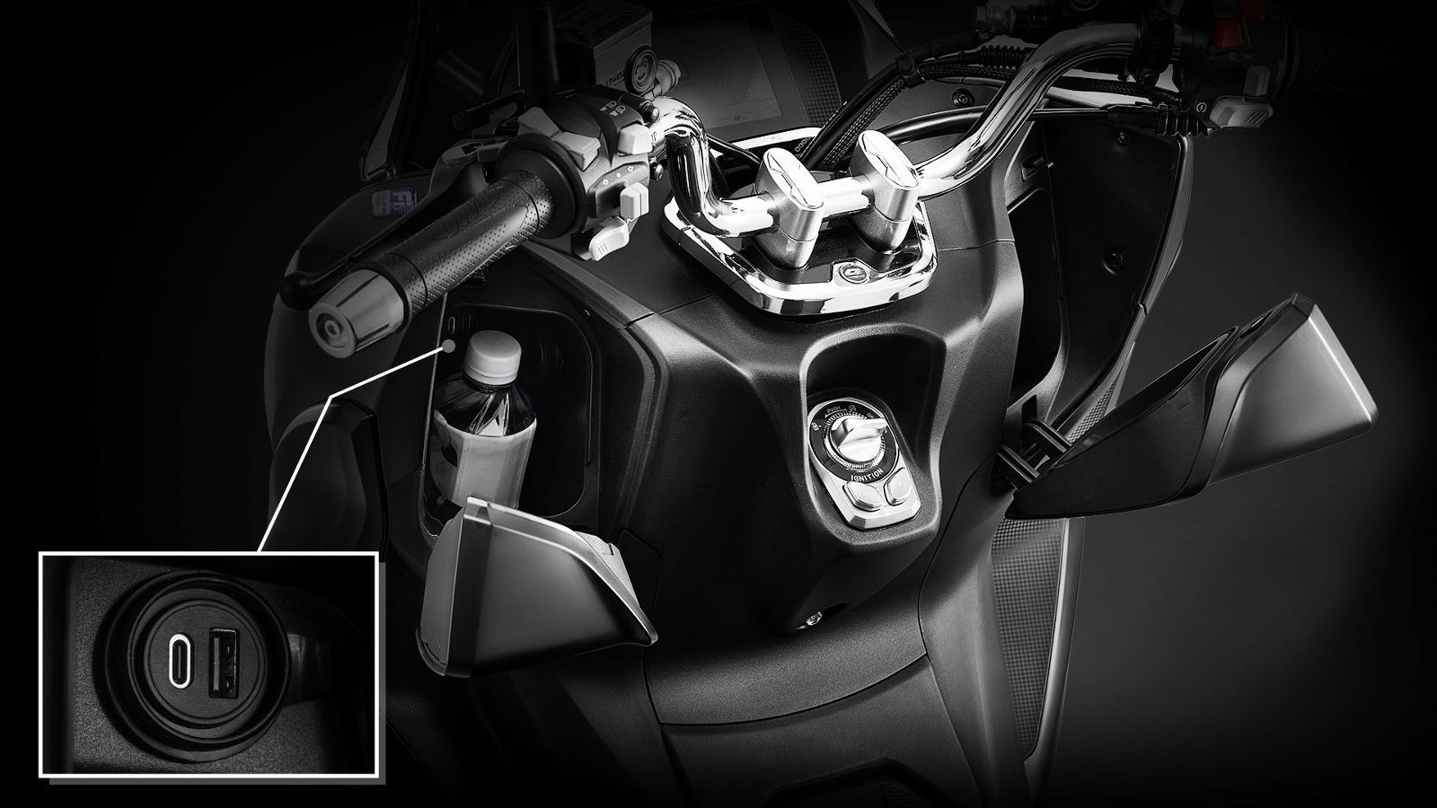 Η κατηγορία GT scooter δίνει έμφαση στην άνεση και τη χρηστικότητα, και το MTX 125 το αποδεικνύει με τον εξοπλισμό του. Ο χώρος για τα πόδια είναι μεγ